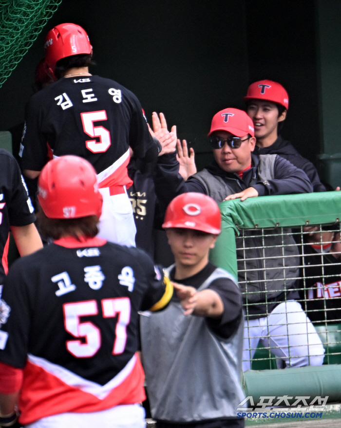 Kim Do Young Scam's first hit fancam, and the opponent's infield is icy due to lightning