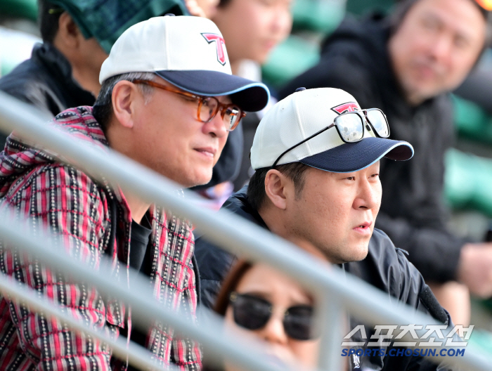 Kim Eui-sung, Yoon Kyung-ho of the Severe Trauma Center, went all the way to the licorice duo, certified Okinawa, and baseball fans side by side