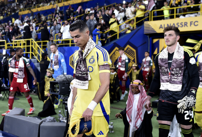 Where's your manners? Reversal defeat → Duran red card → Extremely angry Ronaldo kicks the center circle and falls to 4th place in Alnasr, a fierce protest against the referee