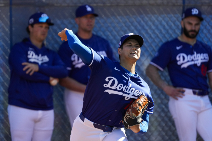 Why is he throwing like that? Ohtani to change his pitching form compared to his LAA days, he will have his last chance as a pitcher with a wind-up motion