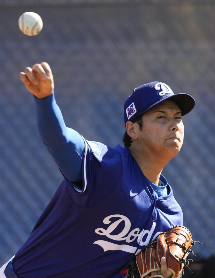 Why is he throwing like that? Ohtani to change his pitching form compared to his LAA days, he will have his last chance as a pitcher with a wind-up motion