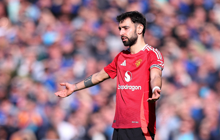 Are you mocking me now? Bruno Fernandes erupts in anger, clashes with Everton legend during half-time