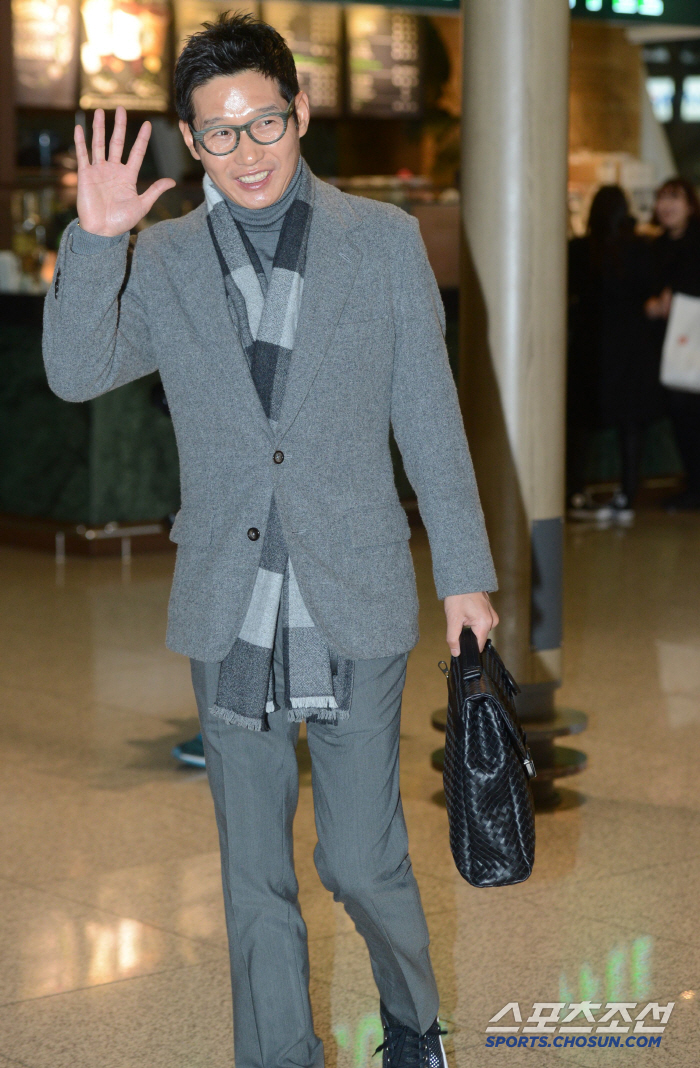 Even at 5 a.m., fashion style that can never be given up other than fashion king Yum-ryang and baseball (Incheon Airport Site)