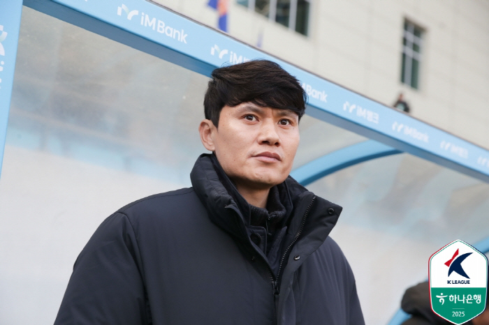 Gangwon coach Jung Kyung-ho, who made his home debut in a suit, if he's still rigid, he's a rural guy