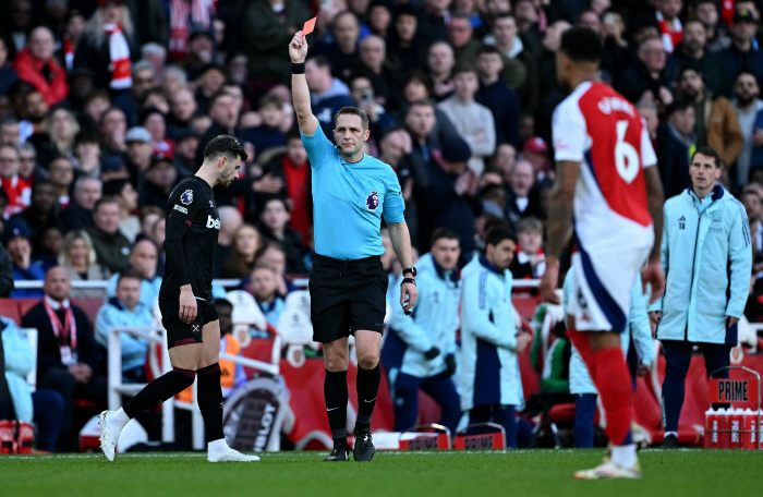 The hope of winning the championship has disappeared→I'm so angry! Arsenal red card OUT frustrated with Arteta's outburst of anger