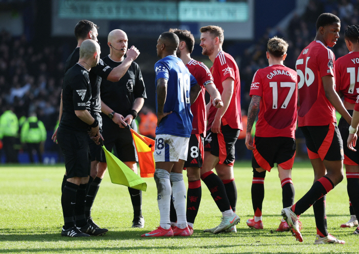 I'm sure I caught it! Even Everton players fans and experts were surprised by the decision to cancel the Everton PK saved by Manchester United!