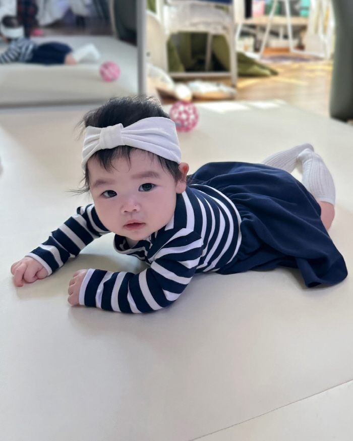 Kim Daye ♥ Park Soo-hong keeps looking at her 4-month-old daughter's celebrity Shikina camera