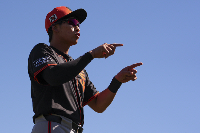 Lee Jung-hoo sprinted toward the fence, and the head coach got goosebumps as he recalled the scene...Slowly. Slowly