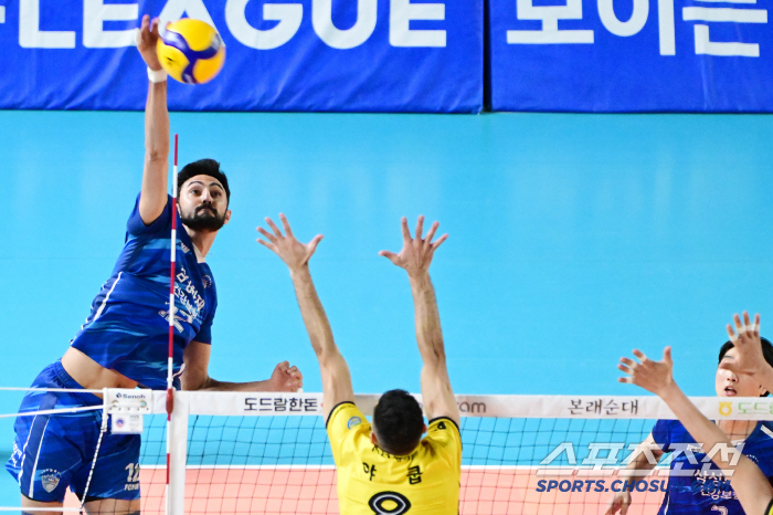 The nine-time winning volleyball master has already failed in spring volleyball for the seventh year. Samsung Fire & Marine Insurance lost 0-3. KB Insurance chases Korean Air by 1 point 