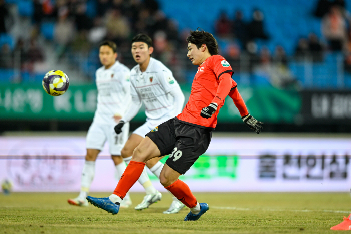  Director's debut, SeungKyung Ho, thumbs up! Remember this name, a college rookie who didn't have a professional team to sing multi-goal Lee Ji-ho