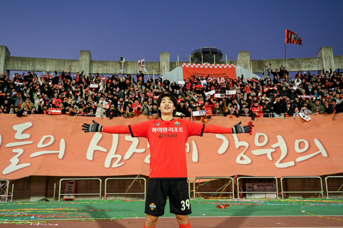  Director's debut, SeungKyung Ho, thumbs up! Remember this name, a college rookie who didn't have a professional team to sing multi-goal Lee Ji-ho