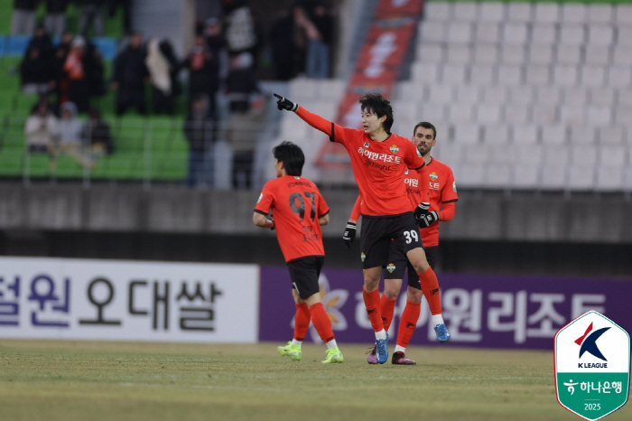  Forget Yang Min-hyuk. Lee Ji-ho, Gangwon Manjitman, K-League debut goal  multi-goal explosion! Gangwon 21 come-from-behind wins over Pohang  first win under Jung Kyung-ho's system