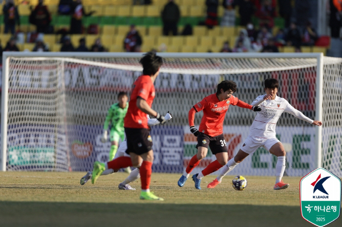  Forget Yang Min-hyuk. Lee Ji-ho, Gangwon Manjitman, K-League debut goal  multi-goal explosion! Gangwon 21 come-from-behind wins over Pohang  first win under Jung Kyung-ho's system