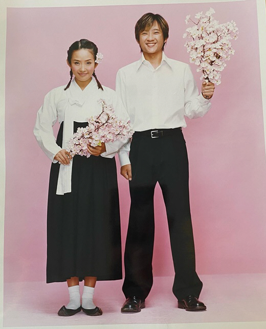 The power of Choi Jin-sil and Jin-young's genes..Brother and sister Choi Hwan-hee and Jun-hee stood on the runway of the fashion show together