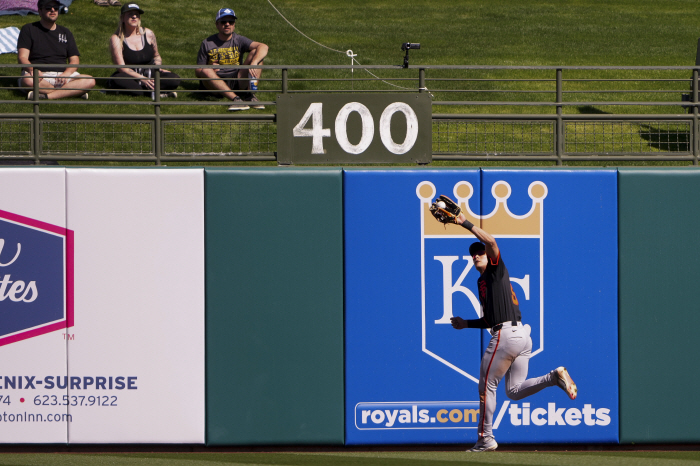 When the ball flew to the fence in the middle of the left-hand side of the pitch, Jung-hoo, please slowly. Slowly, slowly, the coach was nervous. Hurry up and watch the full-time