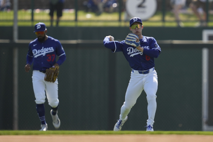 Kim Hye-sung, who also plays his first hit in ML  first center field defense, is in the process of verifying super utility, and LAD 83 SD closes for three consecutive losses