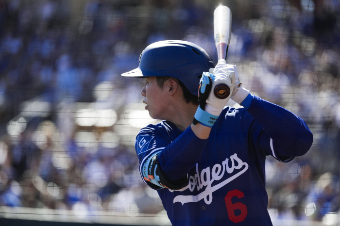 Kim Hye-sung, who also plays his first hit in ML  first center field defense, is in the process of verifying super utility, and LAD 83 SD closes for three consecutive losses