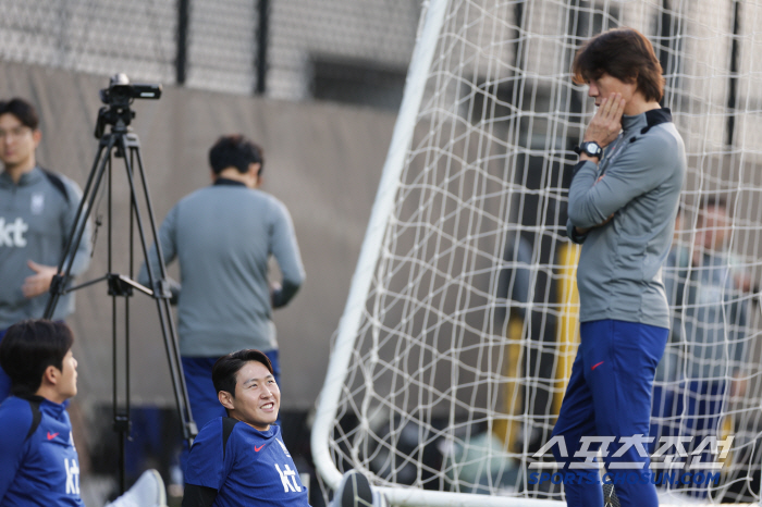  Hong Myung-bo, who made it to the World Cup finals for the 11th consecutive time, will hold two consecutive World Cup qualifiers in Goyang and Suwon in March