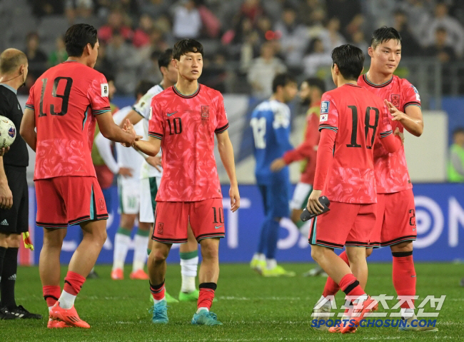  Hong Myung-bo, who made it to the World Cup finals for the 11th consecutive time, will hold two consecutive World Cup qualifiers in Goyang and Suwon in March