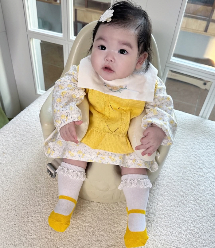 Park Soo-hong's 4-month-old daughter, ♥ showing off her big eyes like Kim Daye is so pretty, dad