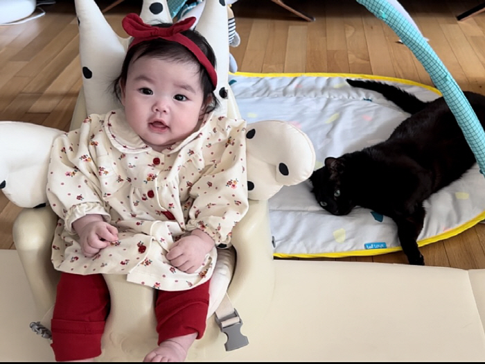 Park Soo-hong's 4-month-old daughter, ♥ showing off her big eyes like Kim Daye is so pretty, dad