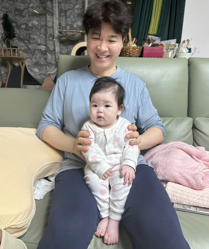 Park Soo-hong's 4-month-old daughter, ♥ showing off her big eyes like Kim Daye is so pretty, dad