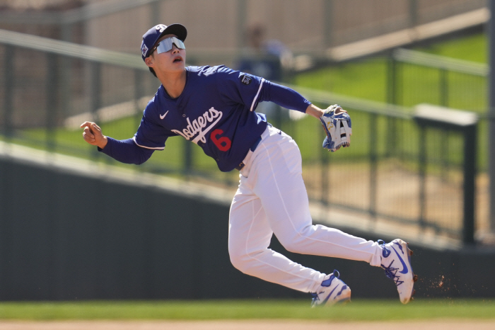 Second baseman → shortstop → center fielder, highly praised defense, Kim Hye-sung, and confident veteran teammates will ride platinum gloves wherever they go