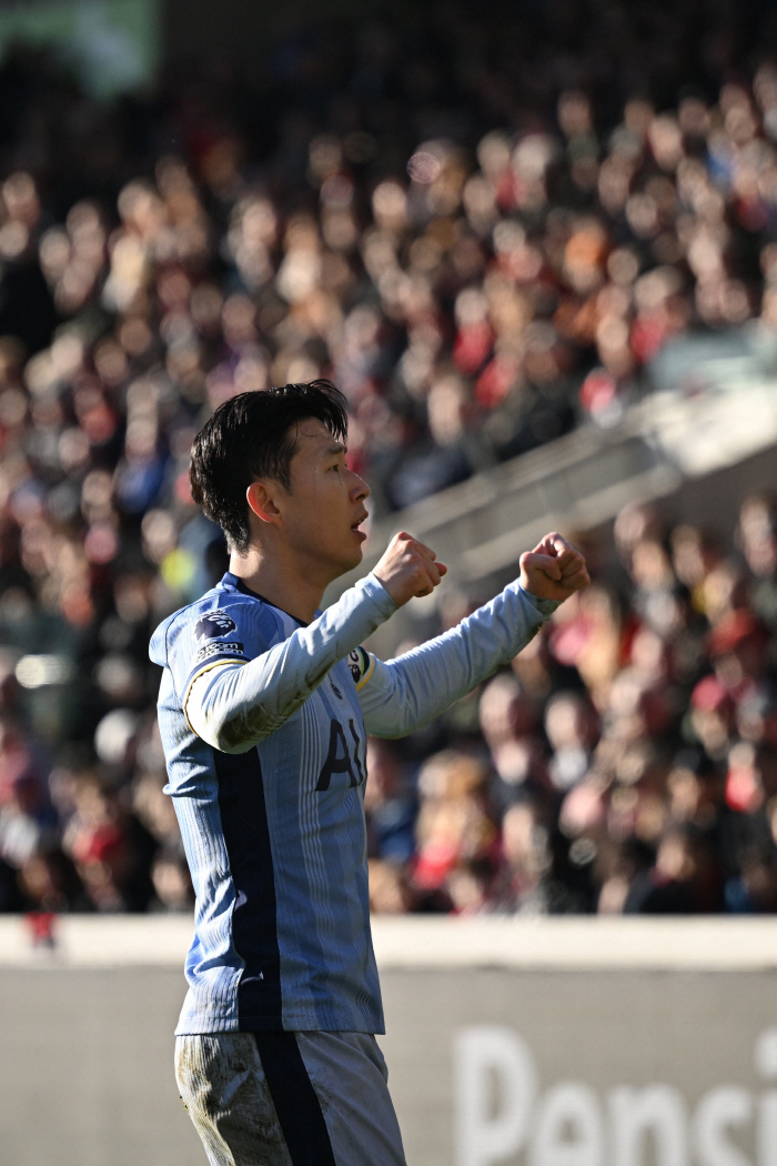 Son Heung-min is fascinated by British reporters! It's impressive even when you're old...Put him to rest with his criticism