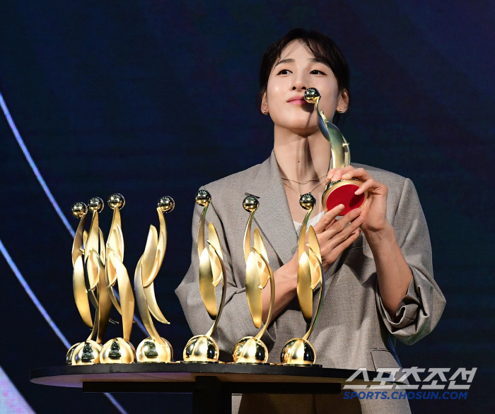 The award is broken. Kim Dan-bi, who won eight regular league awards, also decorated the beauty of Round MVP Yoo Jong...Lee Yunmi's first MIP in her life