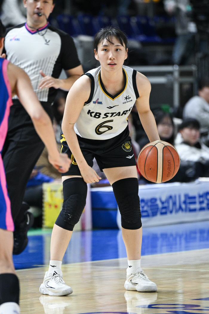 The award is broken. Kim Dan-bi, who won eight regular league awards, also decorated the beauty of Round MVP Yoo Jong...Lee Yunmi's first MIP in her life