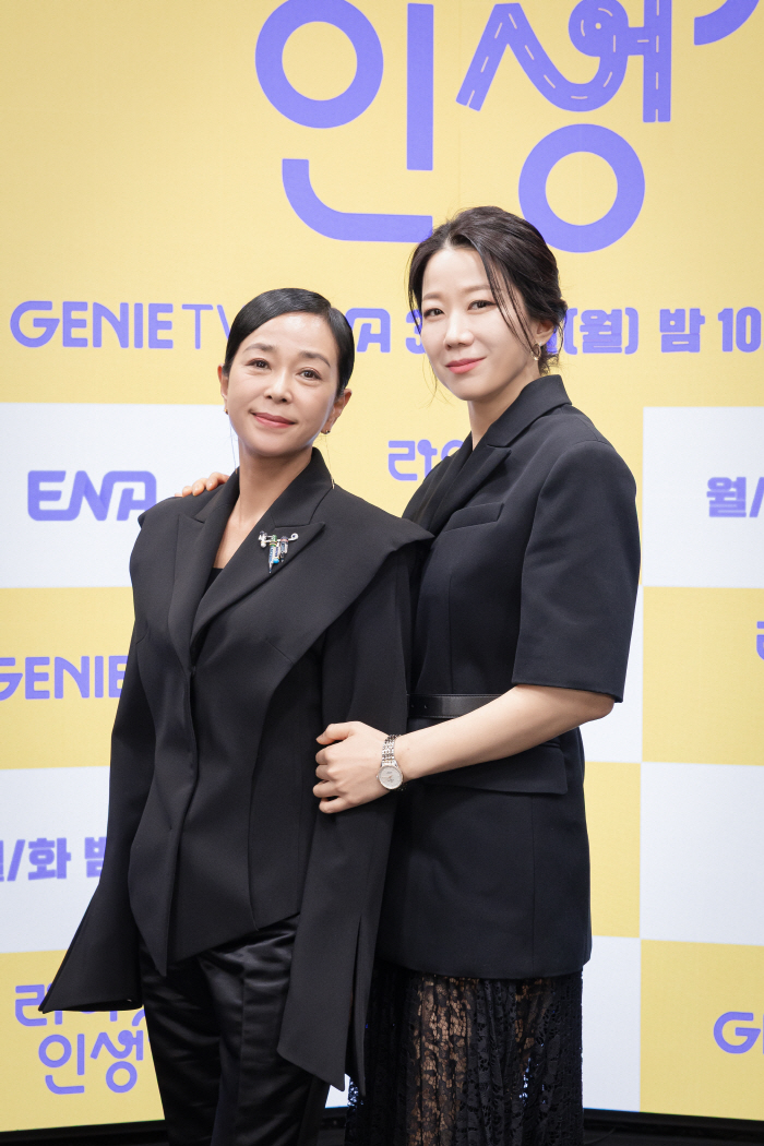  Consolation in your mom's name..Jeon Hye-jin and Lee Sun-kyun return to their home turf after their bereavement (Roundup)