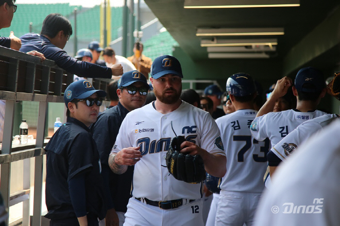 He threw 135 kilometers of bullpen pitching, and the actual game was 144 kilometers? He became a different person in two days. 