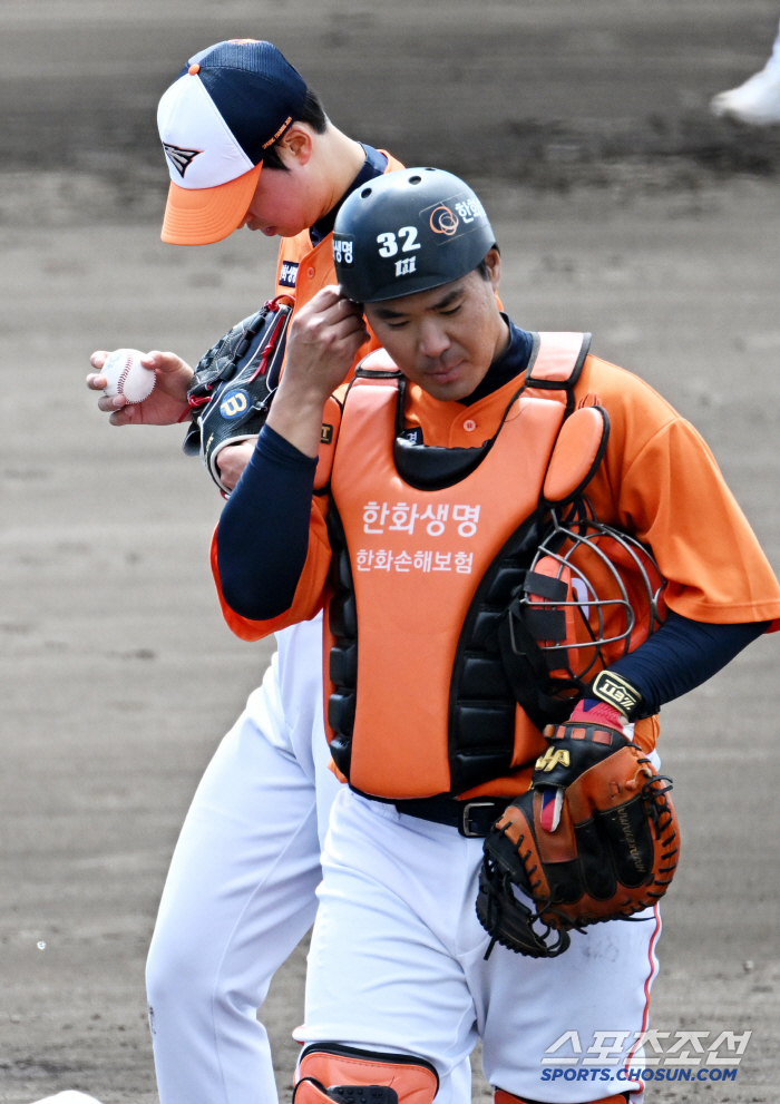 I lost a point and I'm wide awake. In the tough first inning, Um Sang-baek's exit from the bases-loaded crisis with no outs against KIA (SC Okinawa Scam)