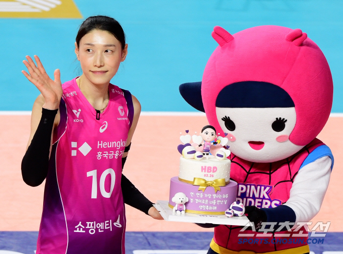 It's Kim Yeonkyung's birthday? Surprised coach Abonanza is responsible for winning the team. He deserves to be the MVP. 