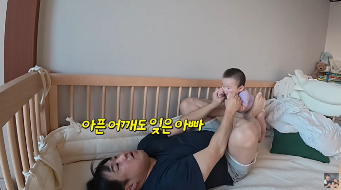 Lee Eun-hyung ♥ Kang Jae-joon made it worse while taking care of his child on the 200th, playing with his shoulder during child-rearing (GiUTV)