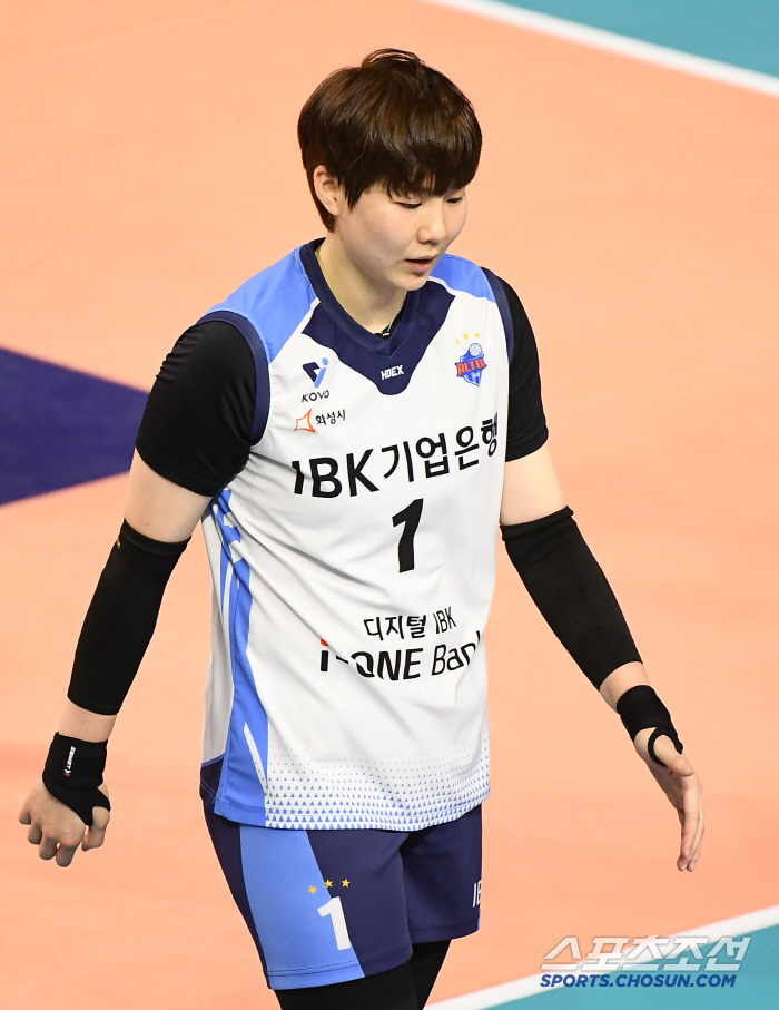 Lee So Young's lackluster performance? Rehabilitation  player's will both won and lost 1-12 → Spring volleyball eliminated...The 70-year-old veteran's long sigh. 