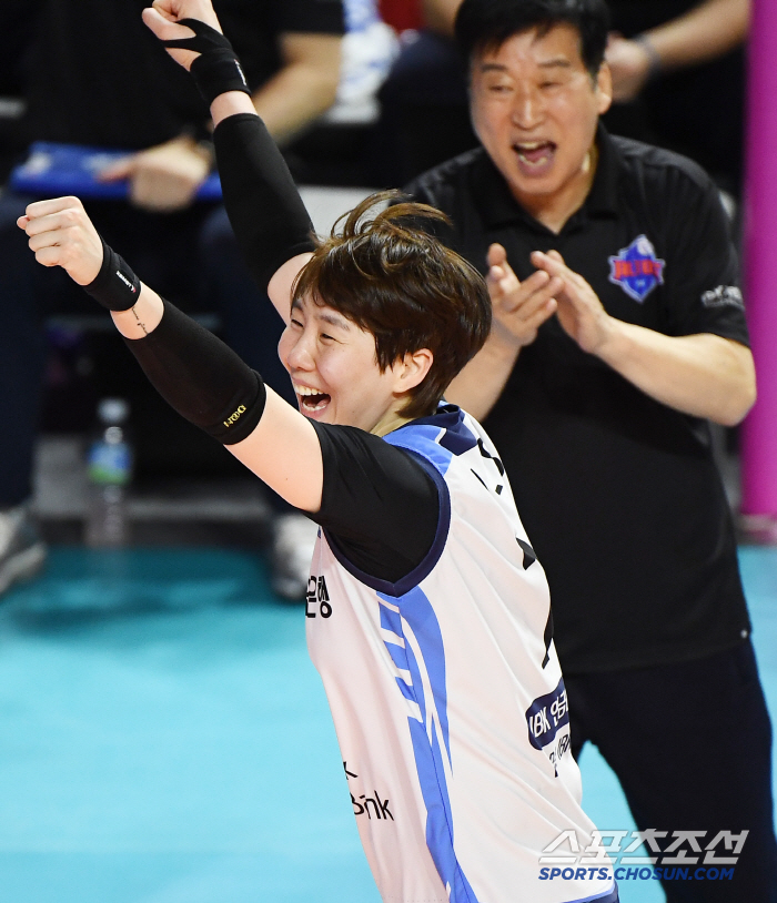 Lee So Young's lackluster performance? Rehabilitation  player's will both won and lost 1-12 → Spring volleyball eliminated...The 70-year-old veteran's long sigh. 