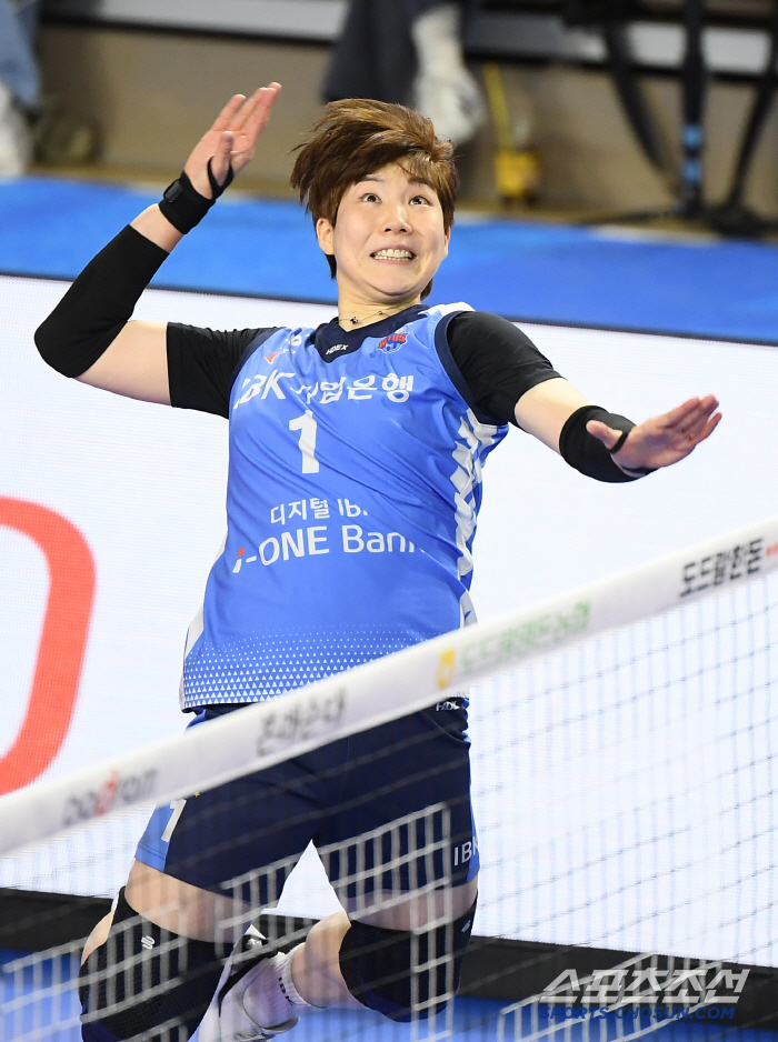 Spring volleyball is already out! Lee So-young plays until the end, 1 win and 11 losses → Faces the worst season of her life...The 70-year-old veteran's firm intentions 