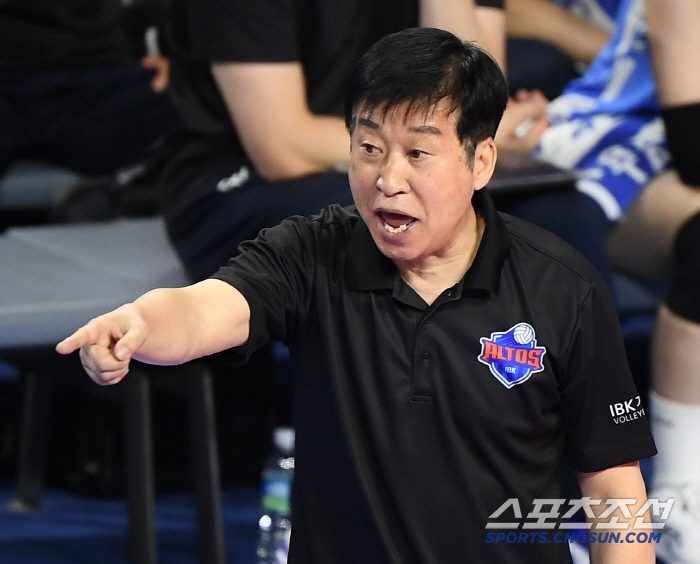 Spring volleyball is already out! Lee So-young plays until the end, 1 win and 11 losses → Faces the worst season of her life...The 70-year-old veteran's firm intentions 