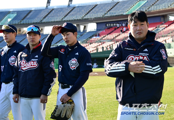 Doosan Bears owner Park Jung-won is serious about baseball visiting Miyazaki Camp. I'm happy to receive encouragement from captain Yang Eui-ji 