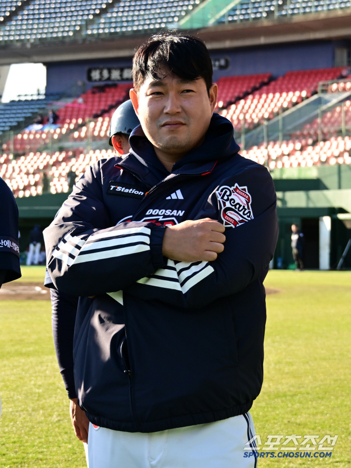 Doosan Bears owner Park Jung-won is serious about baseball visiting Miyazaki Camp. I'm happy to receive encouragement from captain Yang Eui-ji 