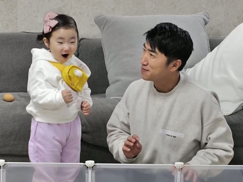 Even Jang Dongmin can't move at all...31-month-old daughter Jiwoo has a hard time (Sudol)