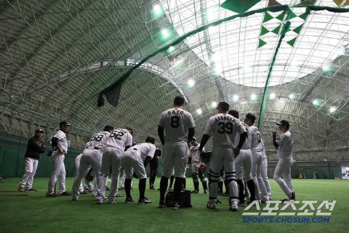 Hanshin Camp is a prison or players under the age of 24 are banned from going out at night, and only convenience stores are allowed 5 minutes away on foot 