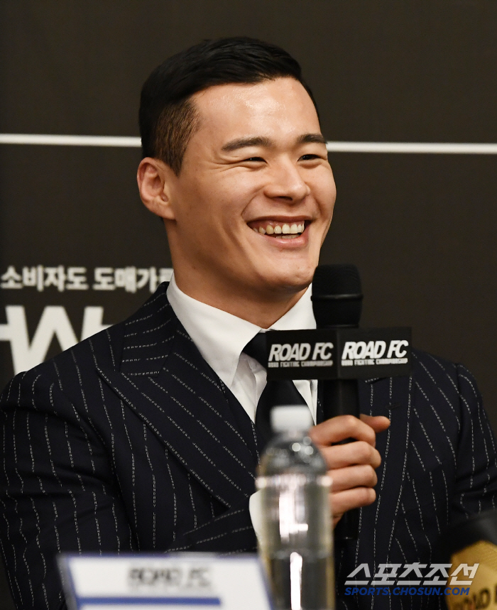 He erased the scar of the match against Myung HyunmanHwang In-soo, who is back after 2 years, will compete with Asol and enter the UFC 