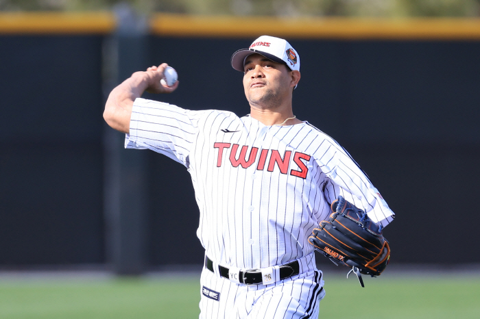 He will meet Kim Do-young from the beginning of Chirinos, the winning contractor who was brought after throwing away 13 wins. On the 26th, he will start his first practice game against KIA 