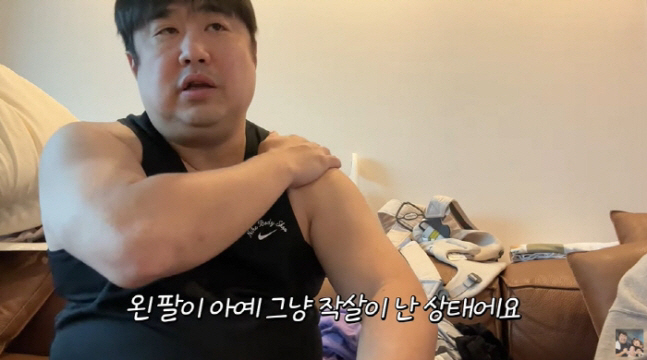 Kang Jae-joon, who said his shoulder was cut, eventually gave up his left arm and held 8kg to play airplane (KiUTV) 