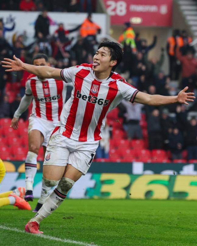 King of Stoke, again! Bae Joon-ho scored his second goal of the season in 10 days  highest rating Stoke, and is on the verge of being degraded by 13 losses to Middlesbrough