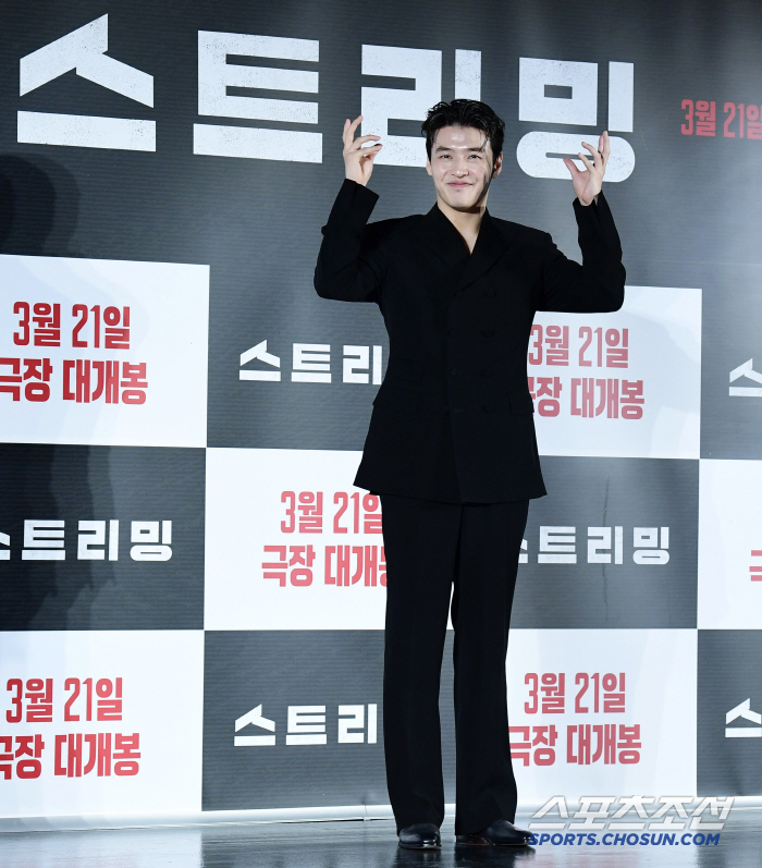  Kang Ha-neul, always with a cheerful smile