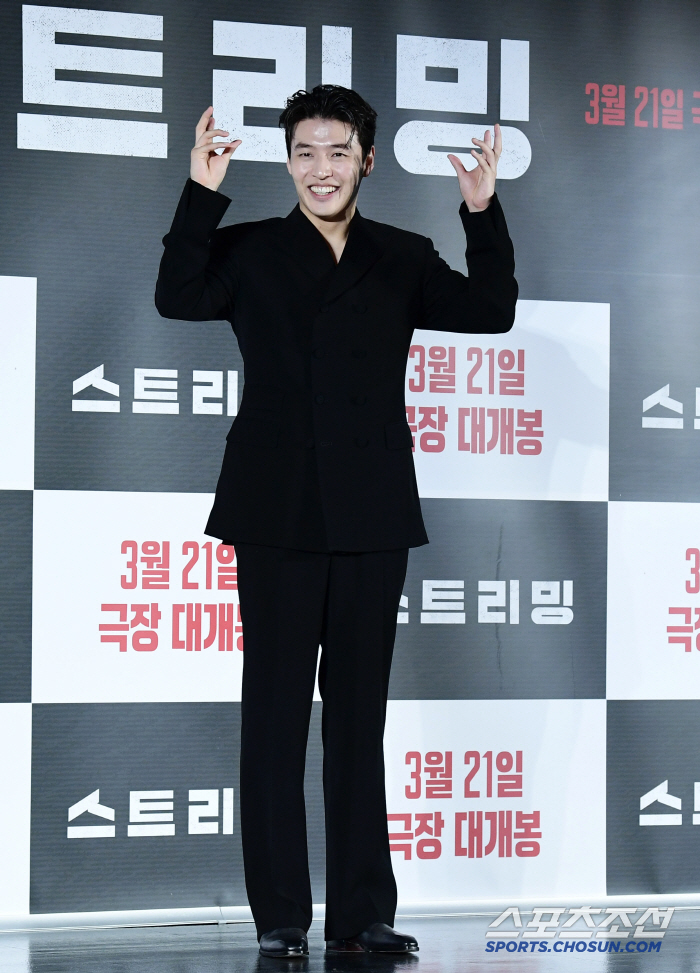  Kang Ha-neul's happy positive smile