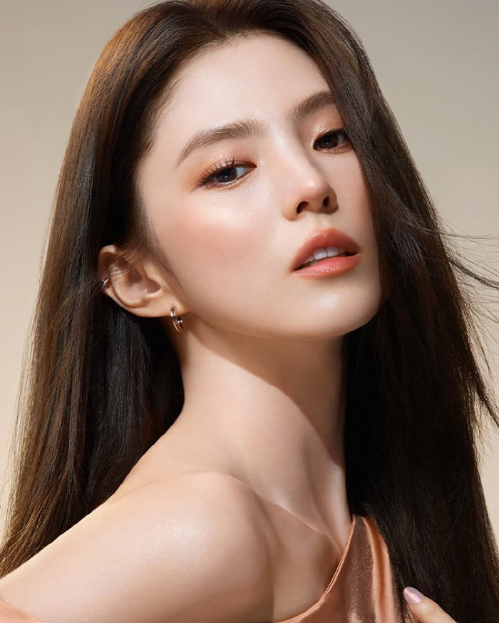  Han Sohee showed off her off-shoulder charm with the goddess aura optical illusion